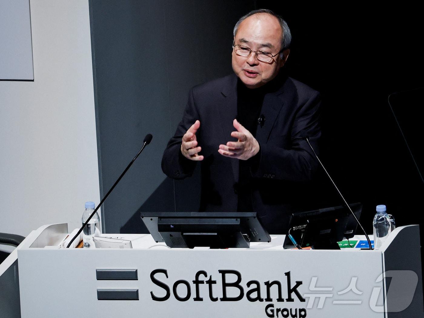 본문 이미지 - 소프트뱅크 그룹 회장 겸 CEO인 손정의가 일본 도쿄에서 열린 연례 주주총회에 참석해 연설하고 있다. 2026.06.24. ⓒ 로이터=뉴스1