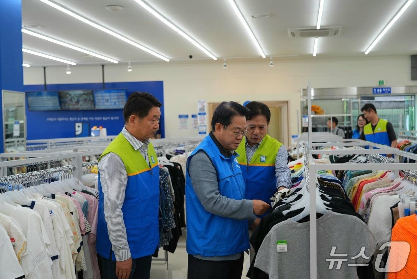 본문 이미지 - 안병길 한국해양진흥공사 사장이 장애인 근로자들이 근무하는 굿윌스토어를 둘러보는 모습 (해진공 제공. 재판매 및 DB금지)