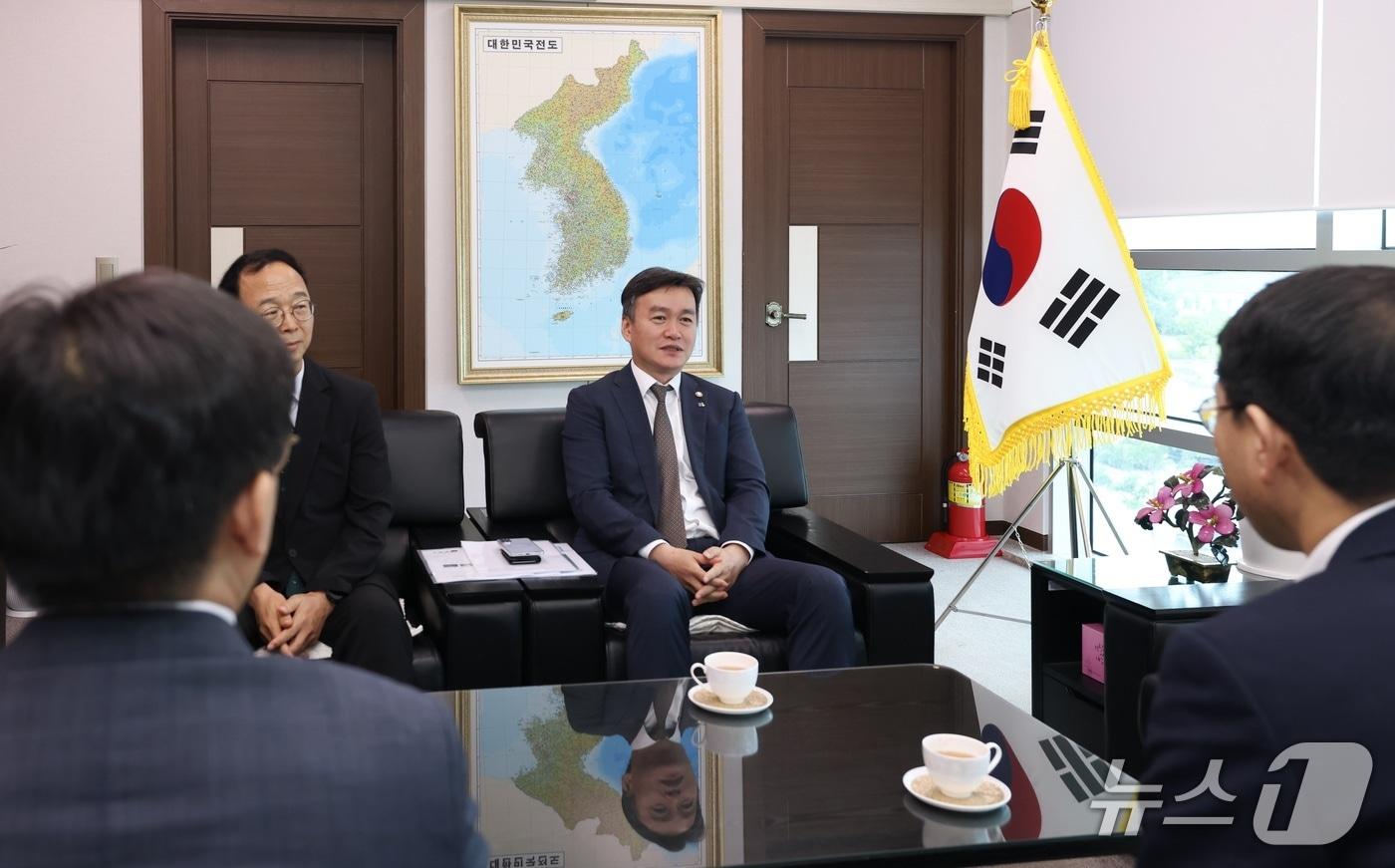 본문 이미지 - 이종욱 관세청장(오른쪽)이 24일 군산에 위치한 새만금개발청을 방문하여 새만금 지역의 현대차그룹 투자에 따른 지원방안을 논의하고 있다. (관세청 제공.재판매 및 DB금지)/뉴스1