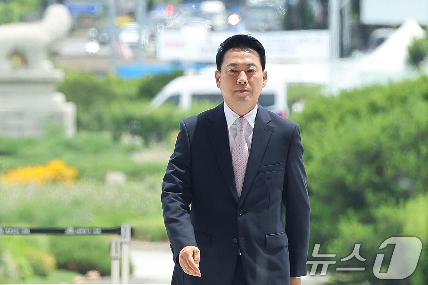 본문 이미지 - 입원 엿새 만에 퇴원한 장동혁 국민의힘 대표가 24일 서울 여의도 국회로 등청하고 있다. 2026.6.24 ⓒ 뉴스1 신웅수 기자