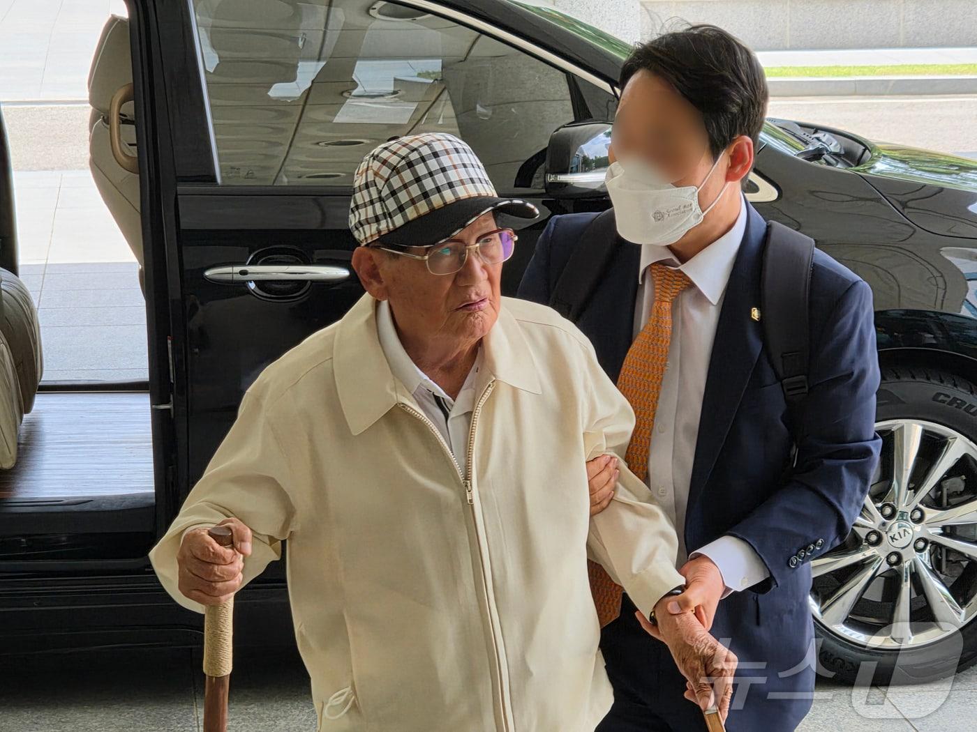 본문 이미지 - 20대 대선과 22대 총선 전후로 신도 5만 명 이상을 국민의힘에 집단 입당시키도록 지시한 의혹을 받는 이만희 신천지예수교증거장막성전(신천지) 총회장이 정당법 위반·업무방해 혐의 구속 전 피의자 심문(영장실질심사)에 앞서 서울 서초구 고등검찰청에 위치한 합수본 사무실에 도착하고 있다. 2026.6.24 ⓒ 뉴스1 최동현 기자