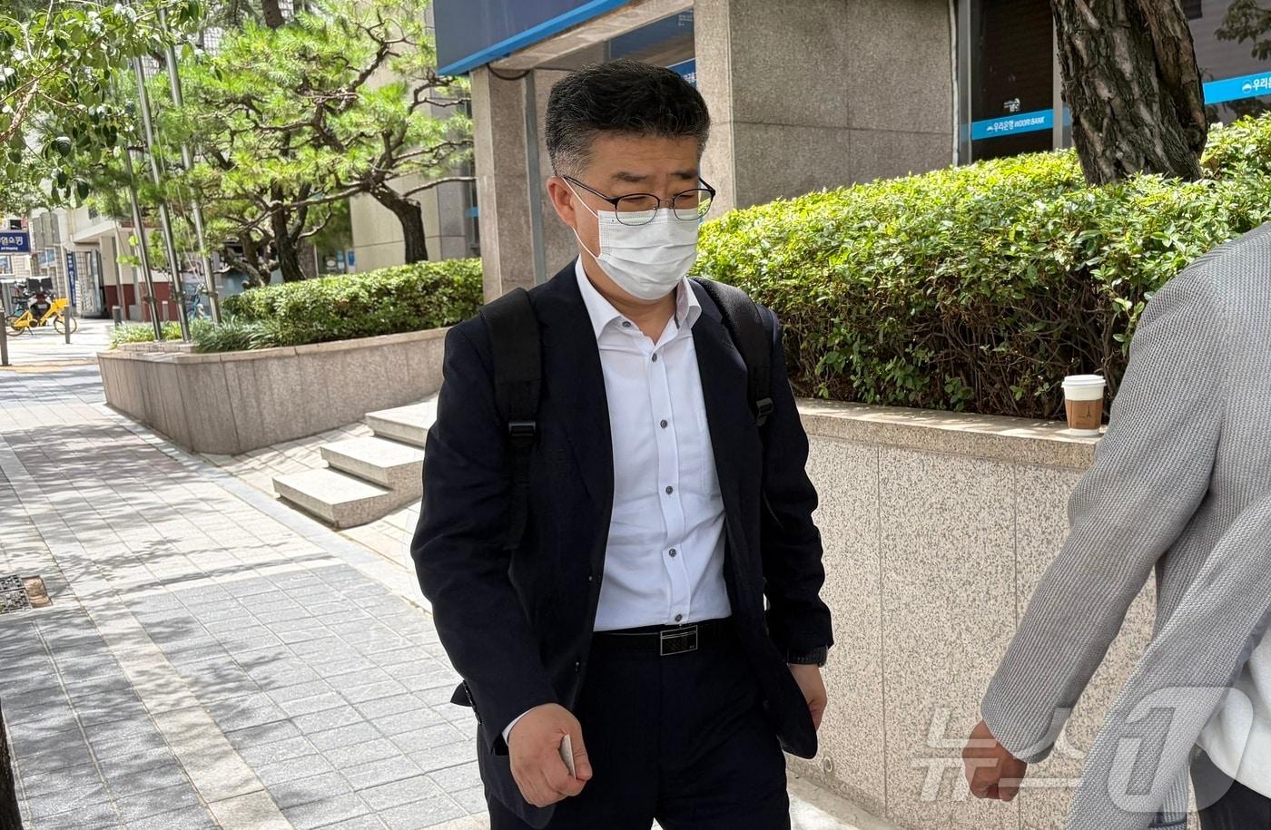 본문 이미지 - 24일 오후 1시 25분쯤 내란중요임무종사 등 혐의를 받는 신용해 전 법무부 교정본부장이 경기 과천시 2차 종합특검팀(특별검사 권창영)에 출석하고 있다. 2026.6.24 ⓒ 뉴스1 김종훈 기자