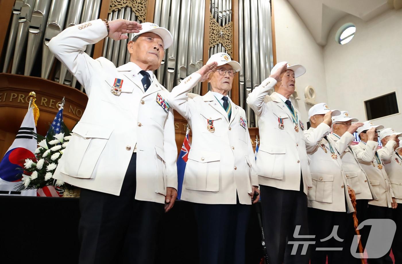 본문 이미지 - 24일 계명대 성서캠퍼스에서 열린 '6·25전쟁 제76주년 추념식'에서 참전용사들이 거수경례하고 있다. 2026.6.24 ⓒ 뉴스1 공정식 기자