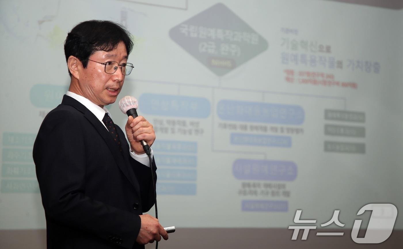 본문 이미지 - 24일 오전 제주시 아스타호텔에서 열린 '2026 제주플러스포럼'에서 김대현 국립원예특작과학원장이 기조강연을 하고 있다. 이번 행사는 제주대학교 RISE사업단과 제주연구원, 뉴스1이 공동 주최, 뉴스1 제주본부 주관, 농협중앙회 제주본부가 후원한다.2026.6.24 ⓒ 뉴스1 고동명 기자