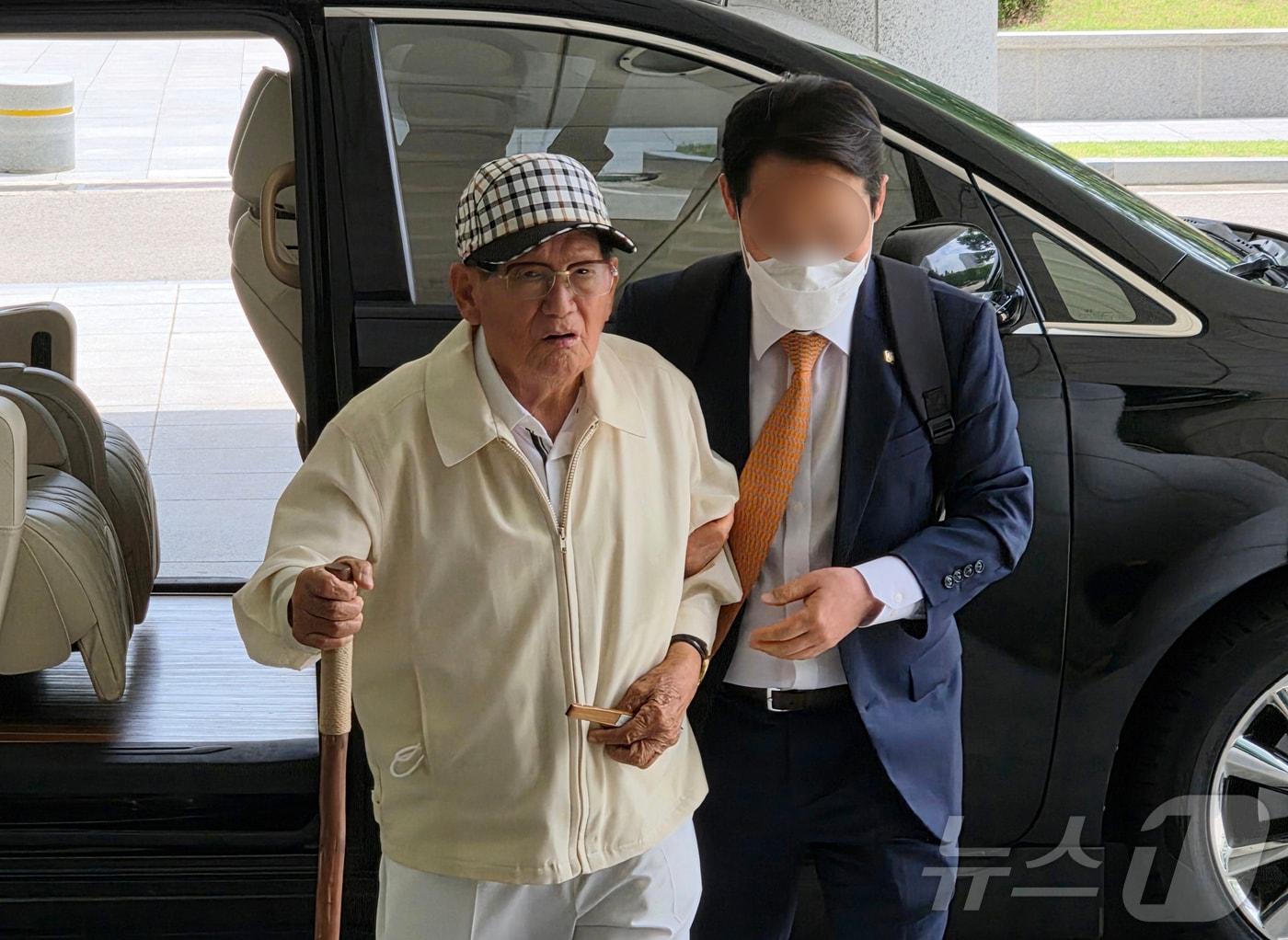 본문 이미지 - 20대 대선과 22대 총선 전후로 신도 5만 명 이상을 국민의힘에 집단 입당시키도록 지시한 의혹을 받는 이만희 신천지예수교증거장막성전(신천지) 총회장이 24일 오후 정당법 위반·업무방해 혐의 구속 전 피의자 심문(영장실질심사)에 앞서 서울 서초구 고등검찰청에 위치한 합수본 사무실에 도착하고 있다. 2026.6.24 ⓒ 뉴스1 최동현 기자