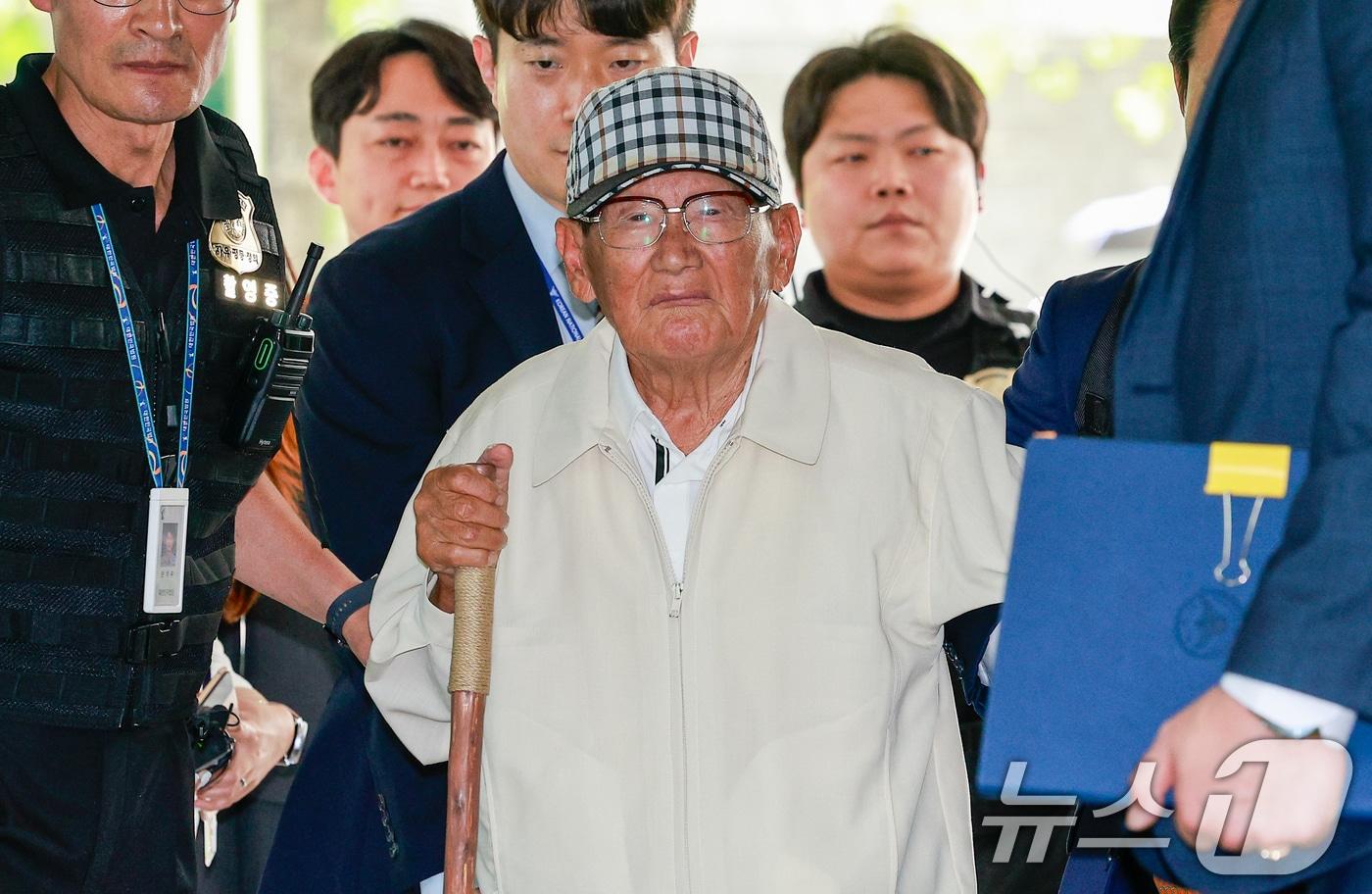 본문 이미지 - 20대 대선과 22대 총선 전후로 신도 5만 명 이상을 국민의힘에 집단 입당시키도록 지시한 의혹을 받는 이만희 신천지예수교증거장막성전(신천지) 총회장이 24일 오후 서울 서초구 중앙지방법원에서 열린 정당법 위반·업무방해 혐의 구속 전 피의자 심문(영장실질심사)에 출석하고 있다. 2026.6.24 ⓒ 뉴스1 안은나 기자