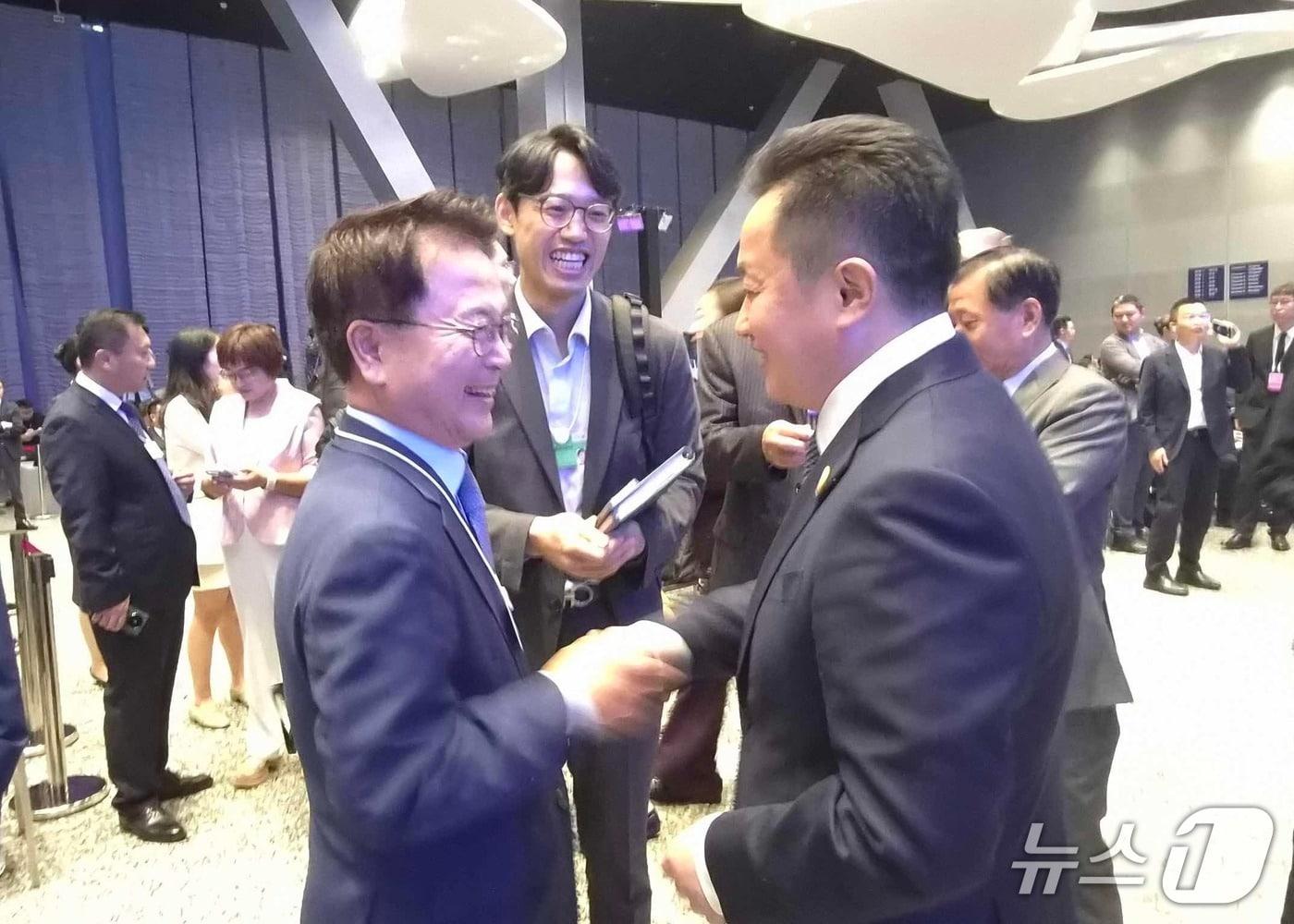 본문 이미지 - 육동한 춘천시장이 세계경제포럼(WEF) 하계 다보스포럼에 참가했다. (춘천시 제공, 재판매 및 DB금지)