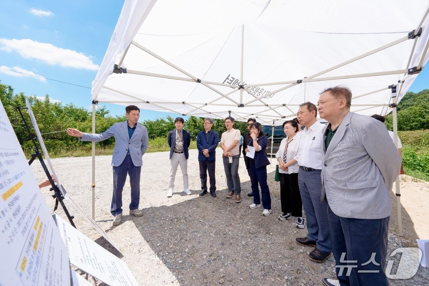 본문 이미지 - 조용호 당선인 인수위원회 관계자들이 서부로 우회 임시 연결도로 운영 현황도 확인하고 있다.(조용호 당선인 측 제공) 