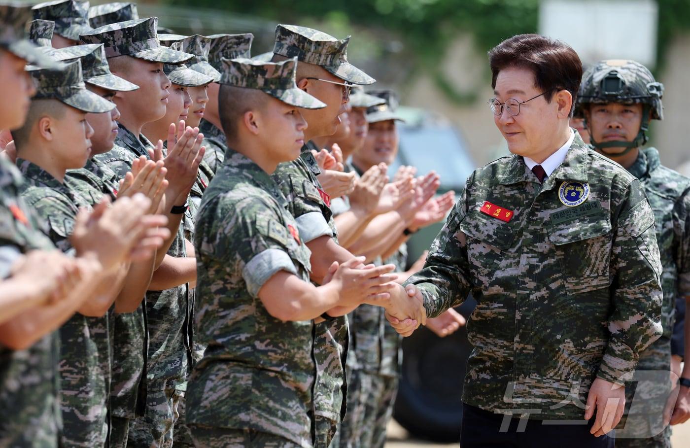 본문 이미지 - 이재명 대통령이 24일 인천 옹진군 연평도 연평부대에서 해병대 장병들과 인사하고 있다. 2026.6.24 ⓒ 뉴스1 이재명 기자