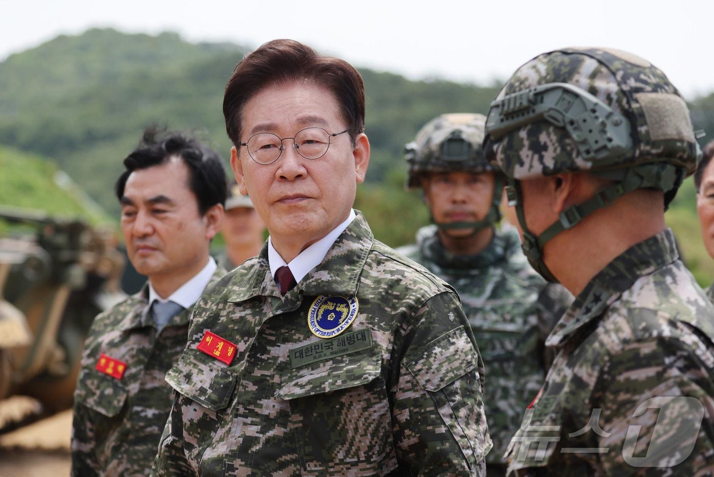 본문 이미지 - 이재명 대통령이 24일 인천 옹진군 연평도 연평부대에서 관계자로부터 K-9 자주포에 대한 설명을 듣고 있다. 2026.6.24 ⓒ 뉴스1 이재명 기자