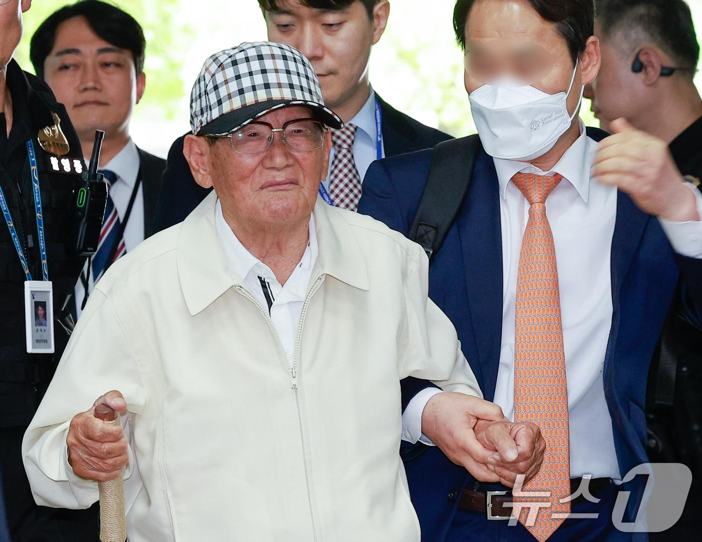본문 이미지 - 20대 대선과 22대 총선 전후로 신도 5만 명 이상을 국민의힘에 집단 입당시키도록 지시한 의혹을 받는 이만희 신천지예수교증거장막성전(신천지) 총회장이 24일 오후 서울 서초구 중앙지방법원에서 열린 정당법 위반·업무방해 혐의 구속 전 피의자 심문(영장실질심사)에 출석하고 있다. ⓒ 뉴스1 안은나 기자