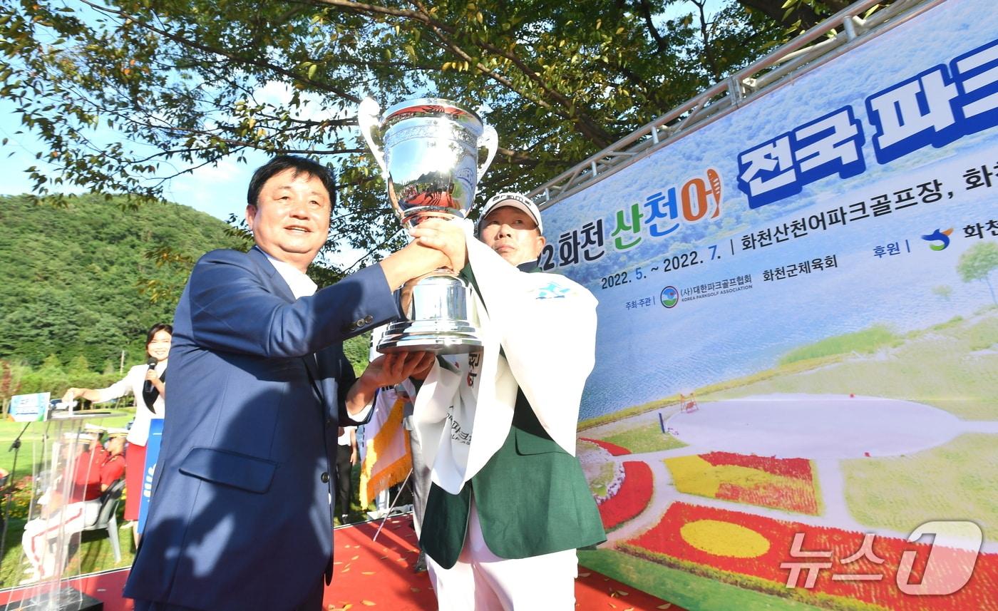 본문 이미지 - 화천 산천어 전국파크골프대회 우승자에게 트로피 건네는 최문순 화천군수.(화천군 제공, 재판매 및 DB금지)