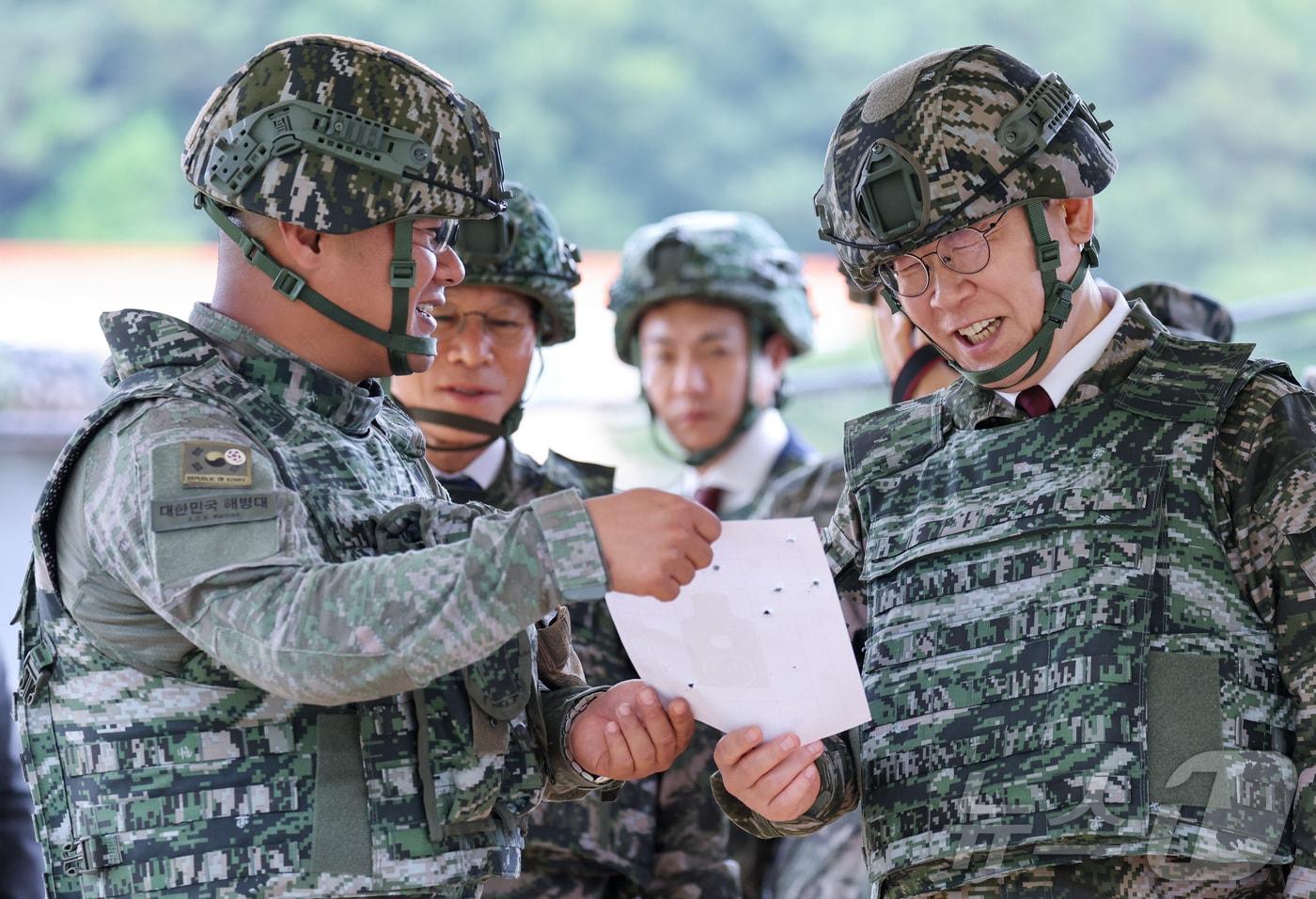 본문 이미지 - 이재명 대통령이 24일 인천 옹진군 연평도 연평부대에서 K15 경기관총 사격을 마친 후 표적지를 확인하고 있다. 2026.6.24 ⓒ 뉴스1 이재명 기자