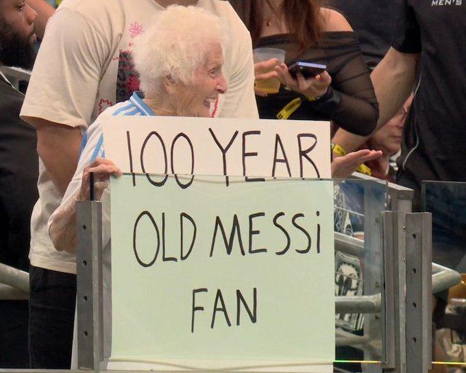 본문 이미지 - 월드컵 중계에 포착된 폴린 카나와 "나는 100살 메시 팬이다"라는 플래카드. 2026.06.23. (출처=소셜미디어 엑스)
