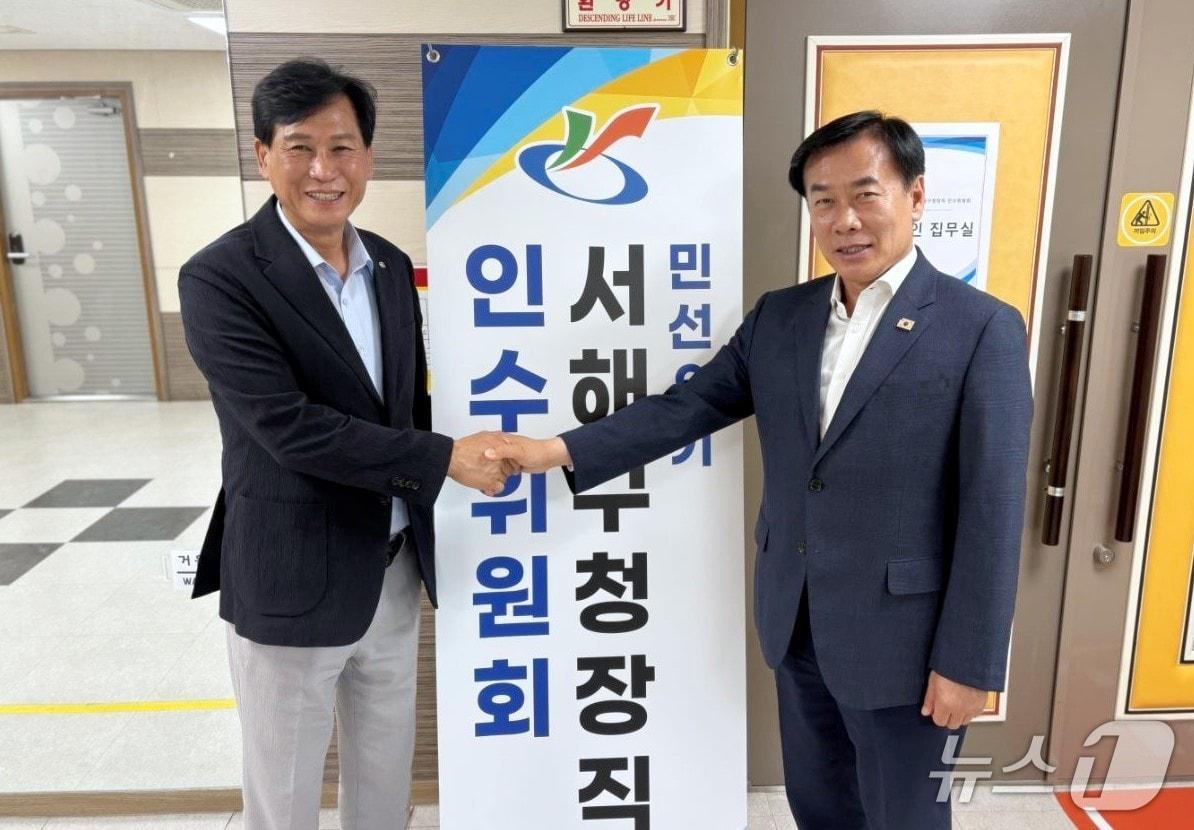 본문 이미지 - (왼쪽부터)김진규 인천 검단구청장 당선인과 구재용 서해구청장 당선인/뉴스1 