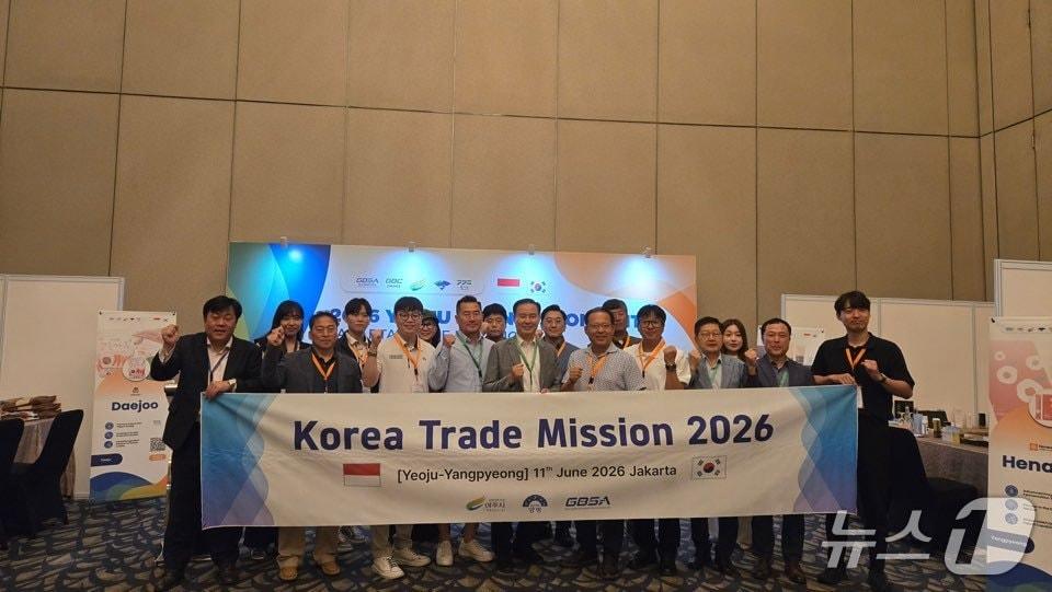 본문 이미지 - 경기 여주시가 파견한 해외 시장개척단이 자카르타에서 수출상담회를 열고 기념사진을 찍고 있다.(여주시 제공. 재판매 및 DB 금지)/뉴스1 