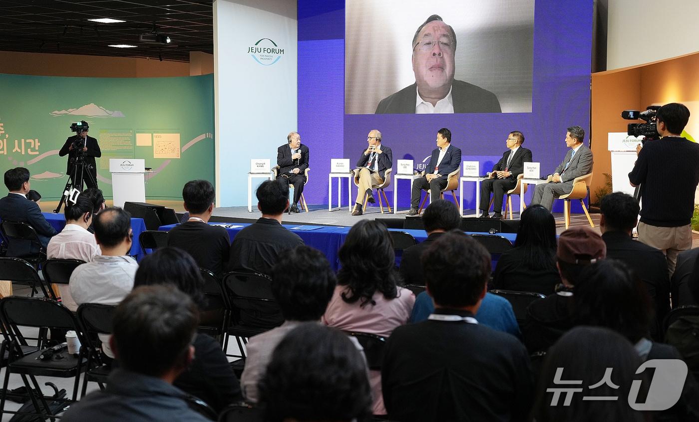 본문 이미지 - 24일 오후 제주돌문화공원에서 제21회 평화와 번영을 위한 제주포럼 특별세션 '지경학적 분열 시대의 세계경제 : 다자협력의 새로운 구상'이 열리고 있다.(제주특별자치도 제공, 재판매 및 DB 금지)