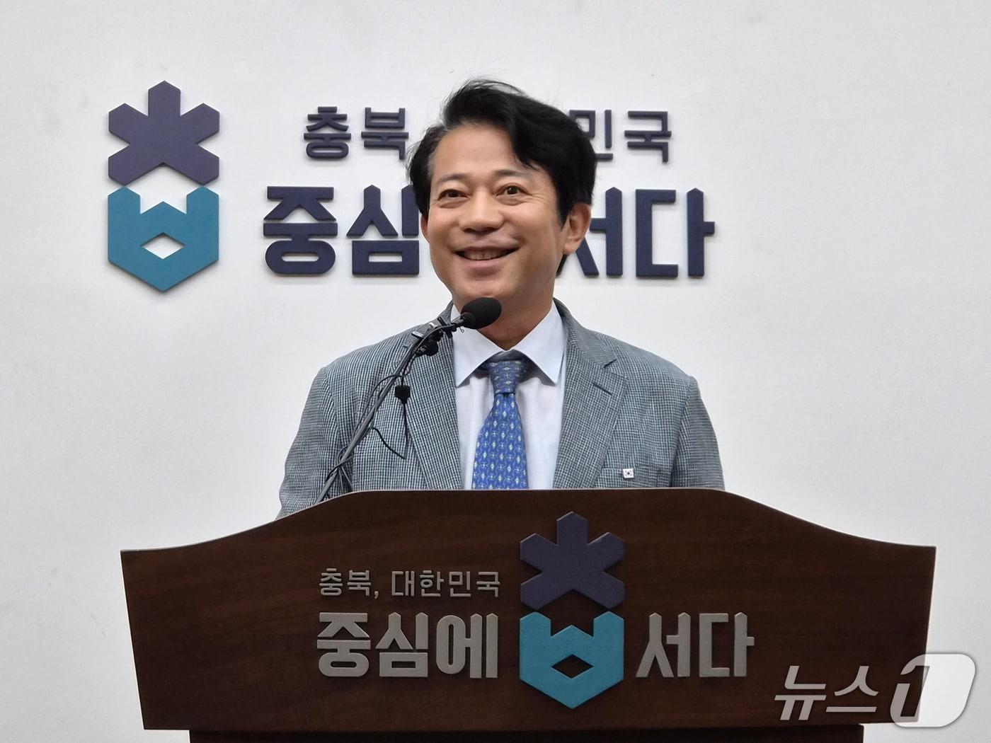 본문 이미지 - 이강일 충북지사직 인수위원장이 24일 도청 브리핑룸에서 인수위 활동 중간보고를 하고 있다. 2026.6.24/뉴스1