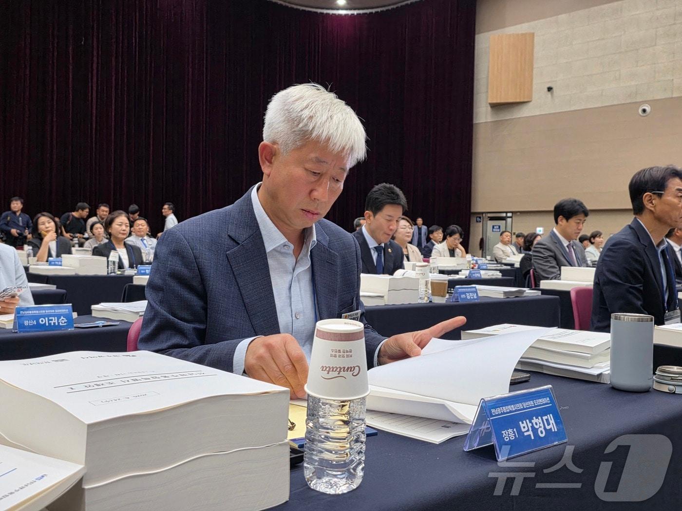 본문 이미지 - 박형대 진보당 전남광주특별시의회 원내대표가 24일 김대중컨벤션센터에서 열린 당선자 오리엔테이션에 참석해 자료를 훑어보고 있다. 2026.6.24 ⓒ 뉴스1 서충섭 기자