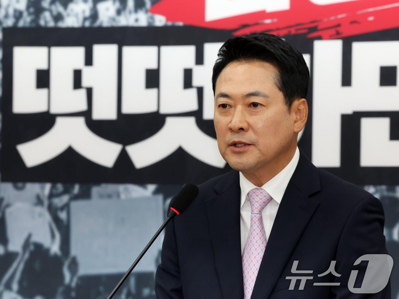 본문 이미지 - 장동혁 국민의힘 대표가 24일 오후 서울 여의도 국회에서 기자회견을 하고 있다. 이날 장 대표는 건강 악화로 입원한 지 엿새 만에 국회로 복귀했다. 2026.6.24 ⓒ 뉴스1 황기선 기자