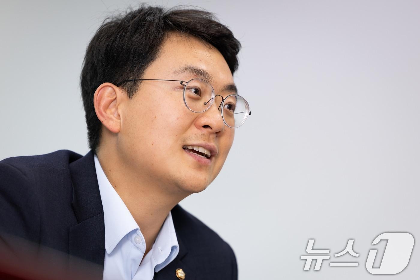 본문 이미지 - 박지원 더불어민주당 의원(전북 군산시김제시부안군을)이 24일 서울 여의도 국회 의원회관에서 뉴스1과 인터뷰하고 있다. ⓒ 뉴스1 유승관 기자