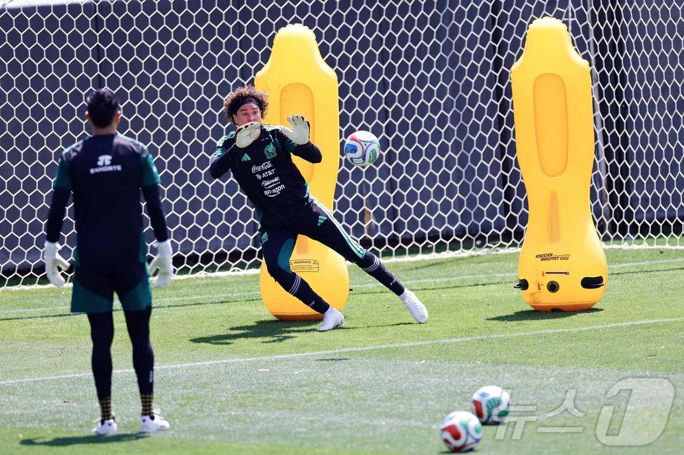 본문 이미지 - 훈련 중인 멕시코 축구대표팀 골키퍼 오초아.ⓒ AFP=뉴스1