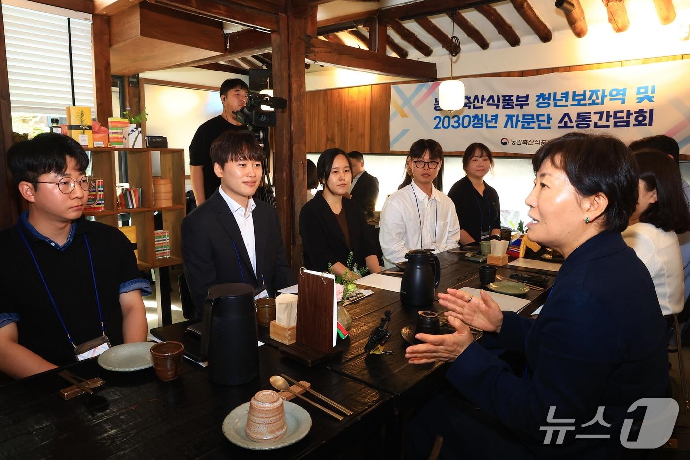 본문 이미지 - 송미령 농림축산식품부 장관(오른쪽)은 24일 오전 서울 인사동의 한 한식당에서 농식품부 3기 2030 쳥년자문단과 소통간담회를 했다. (농식품부 제공) /2026.6.24/