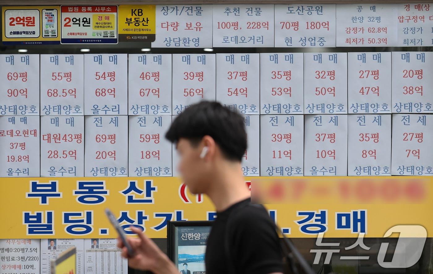 본문 이미지 - 사진은 24일 서울의 한 부동산 중개업소의 모습. 2026.6.24 ⓒ 뉴스1 오대일 기자