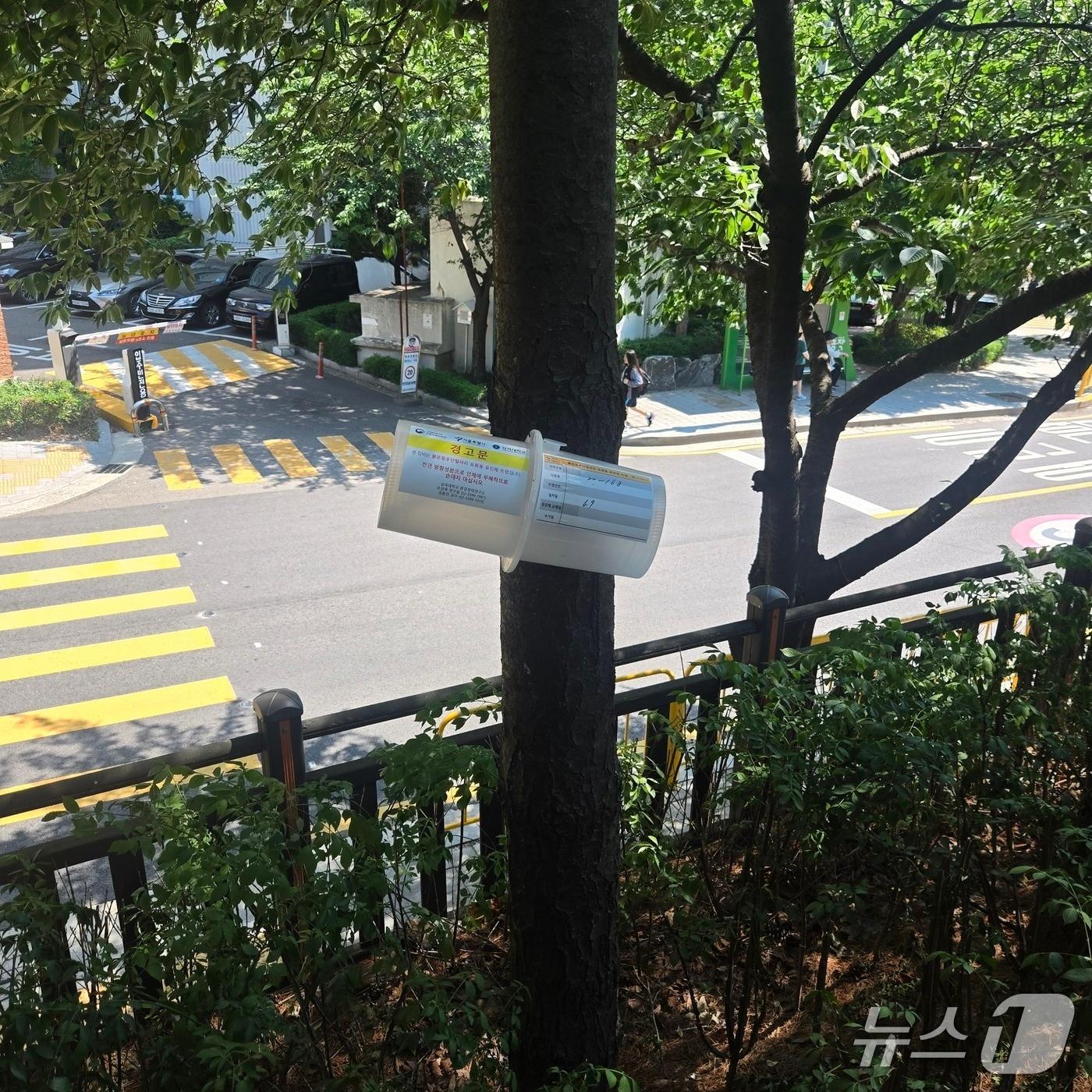본문 이미지 - 동작구 송학대공원에 설치된 유인물질 포집기.(동작구 제공)