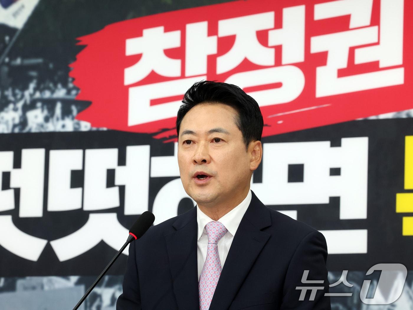 본문 이미지 - 장동혁 국민의힘 대표가 24일 오후 서울 여의도 국회에서 기자회견을 하고 있다. 이날 장 대표는 건강 악화로 입원한 지 엿새 만에 국회로 복귀했다. 2026.6.24 ⓒ 뉴스1 황기선 기자