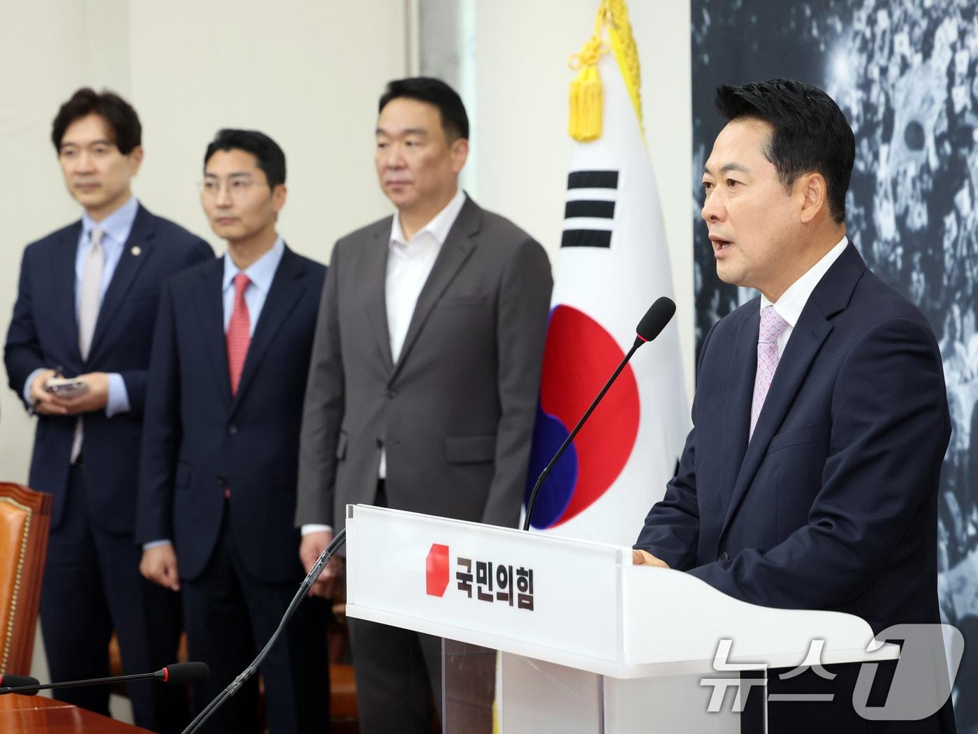 본문 이미지 - 장동혁 국민의힘 대표가 24일 오후 서울 여의도 국회에서 기자회견을 하고 있다. 이날 장 대표는 건강 악화로 입원한 지 엿새 만에 국회로 복귀했다. 2026.6.24 ⓒ 뉴스1 황기선 기자