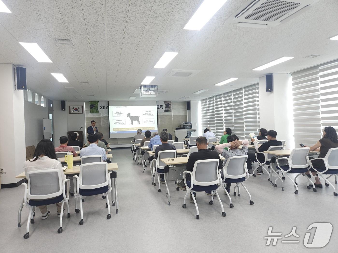 본문 이미지 - 24일 전북 임실군 농업기술센터가 농업인교육장에서 흑염소 사육 농가를 대상으로 '사양관리 전문교육'을 진행하고 있다.(임실군제공, 재판매 및 DB제공)2026.6.24/뉴스1