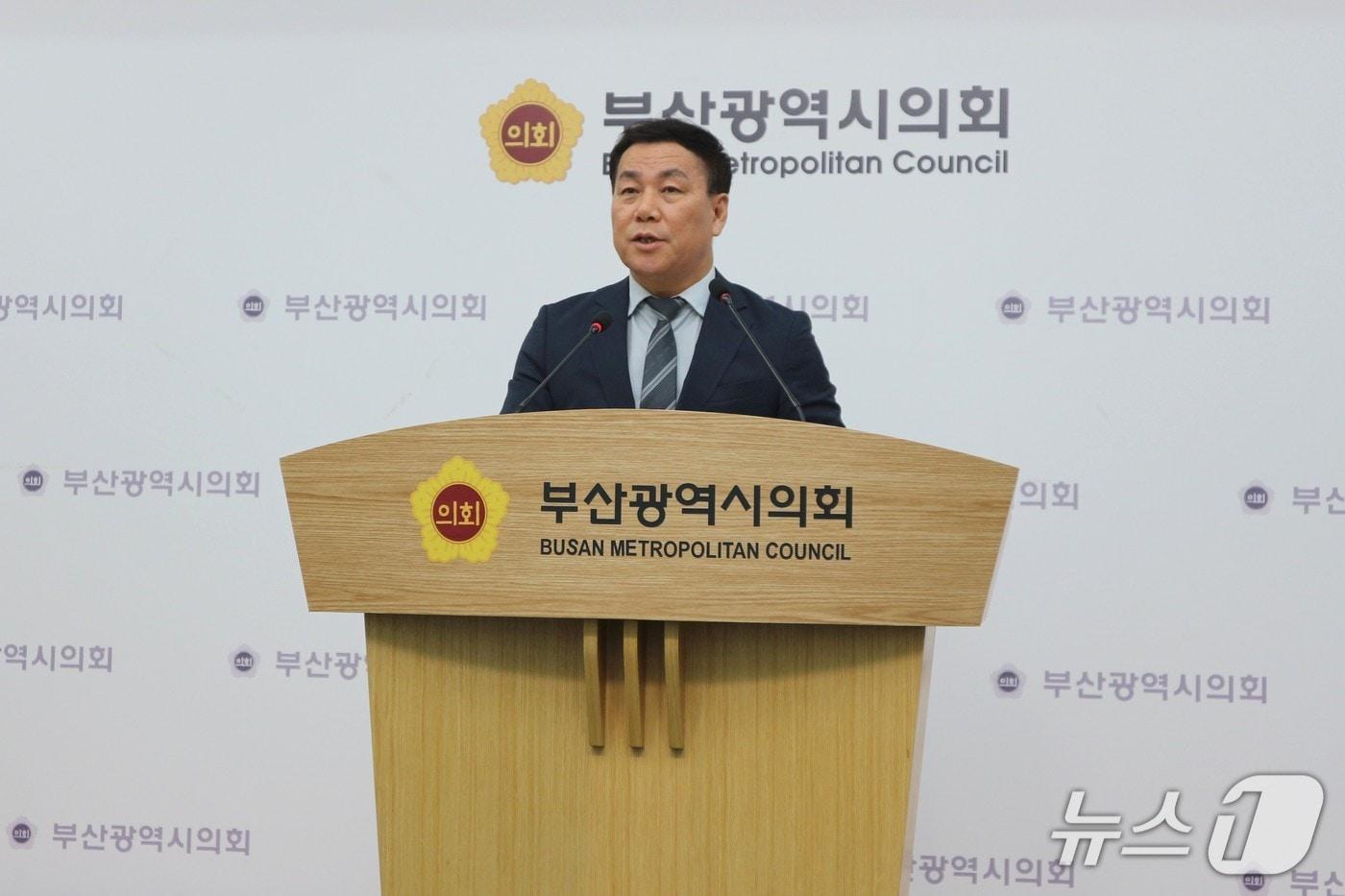 본문 이미지 - 차재권 인수위원장이 24일 부산시의회 브리핑룸에서 전재수 부산시장 당선인 인수위원회 중간보고 기자회견을 하고 있다.2026.6.24ⓒ 뉴스1 이주현 기자