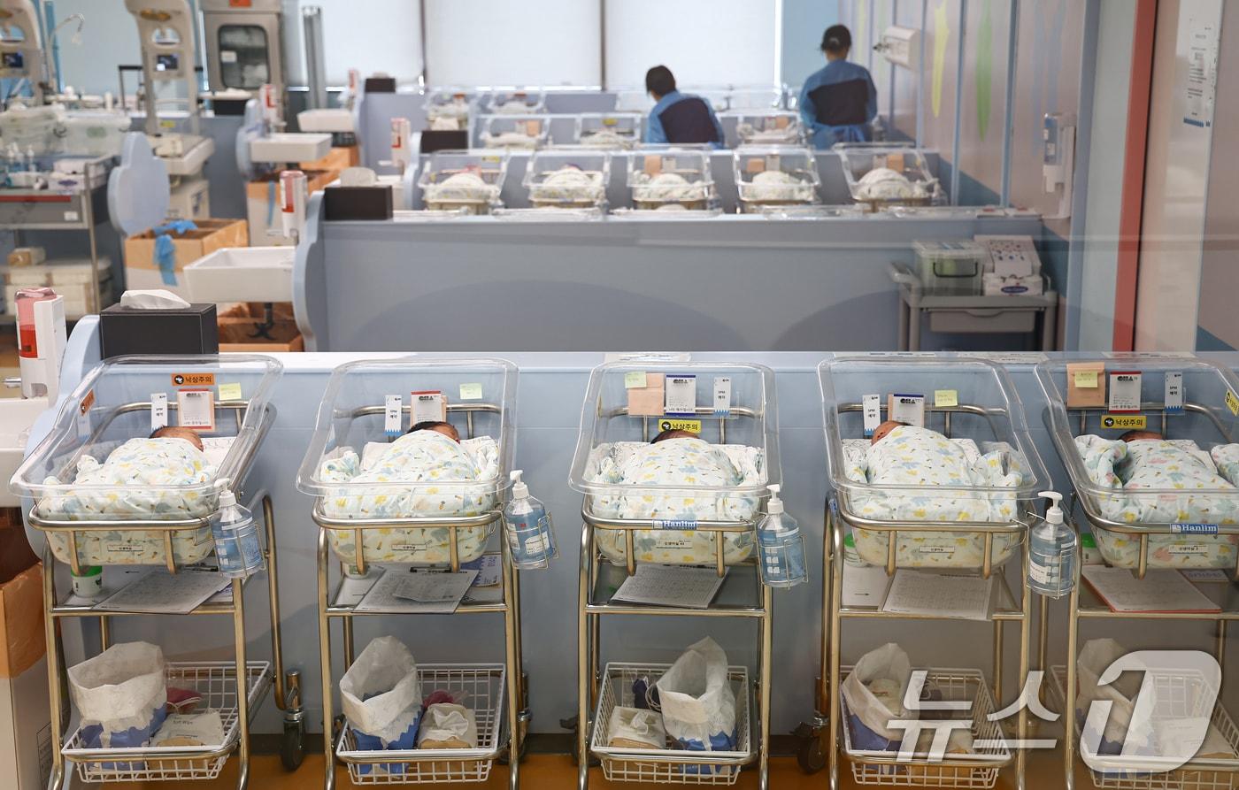본문 이미지 - 경기 고양시 차의과학대학교 일산차병원 신생아실에서 간호사들이 신생아를 돌보고 있다.  ⓒ 뉴스1 김도우 기자