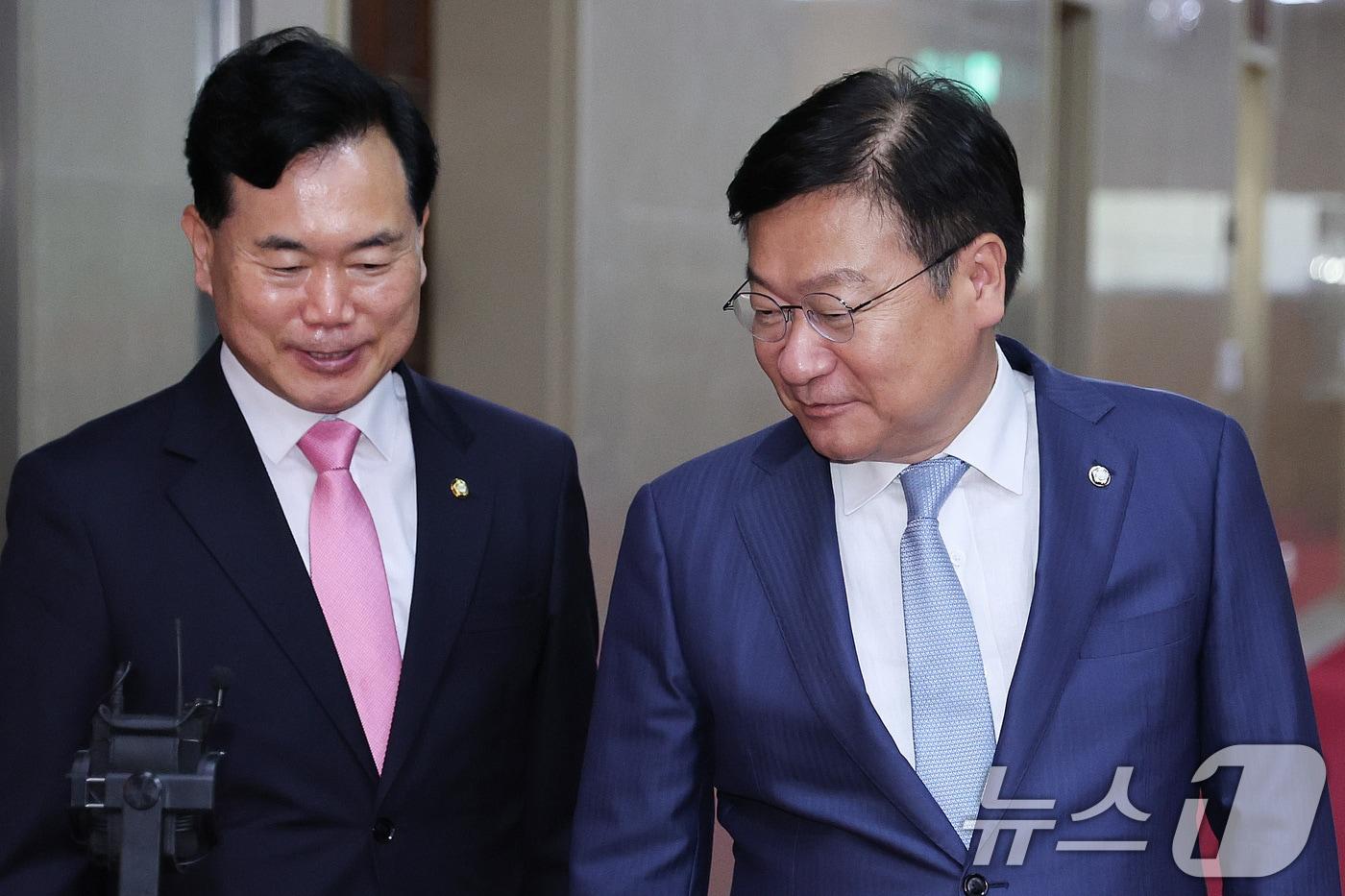 본문 이미지 - 정점식 국민의힘 원내대표와 김승수 원내운영수석부대표가 지난 24일 서울 여의도 국회에서 의장 주재 원내대표 회동을 마친 후 의장실을 나서고 있다. 2026.6.24 ⓒ 뉴스1 신웅수 기자