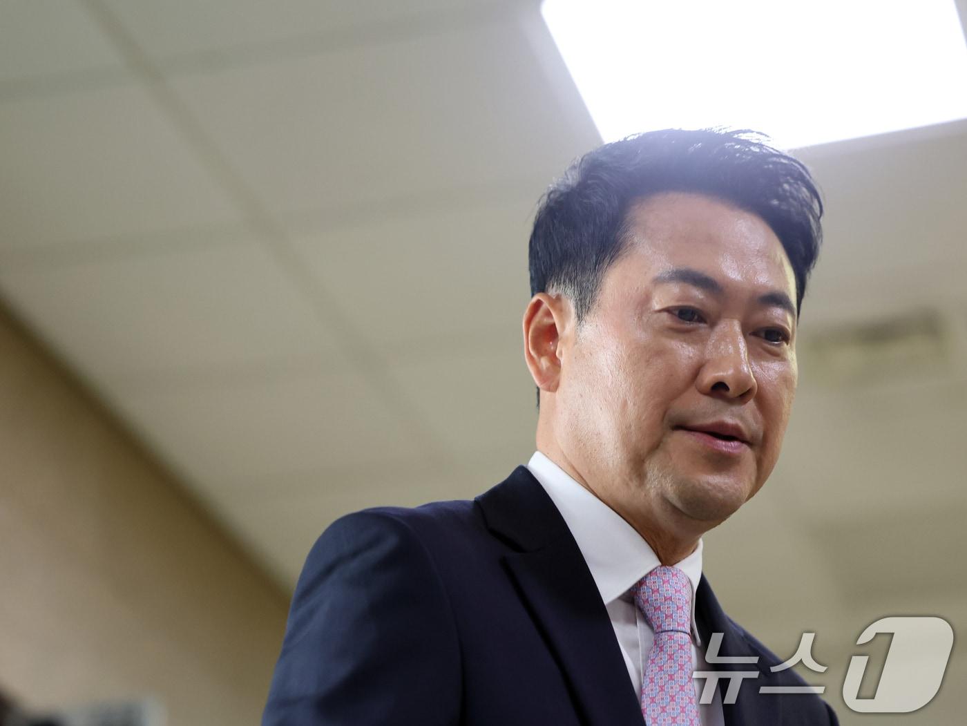 본문 이미지 - 장동혁 국민의힘 대표가 24일 오후 서울 여의도 국회에서 기자회견을 위해 발걸음을 옮기고 있다. 이날 장 대표는 건강 악화로 입원한 지 엿새 만에 국회로 복귀했다. 2026.6.24 ⓒ 뉴스1 황기선 기자