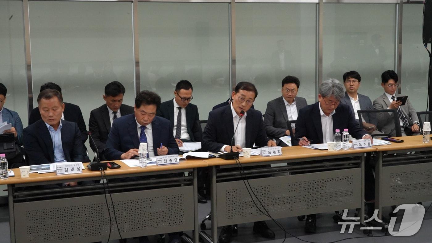 본문 이미지 - 이재각 진도군수 당선인(앞줄 오른쪽에서 두번째)이  '특별시장 당선인 업무공유회'에서 발언하고 있다.(진도군 제공, 재판매 및 DB금지)/뉴스1
