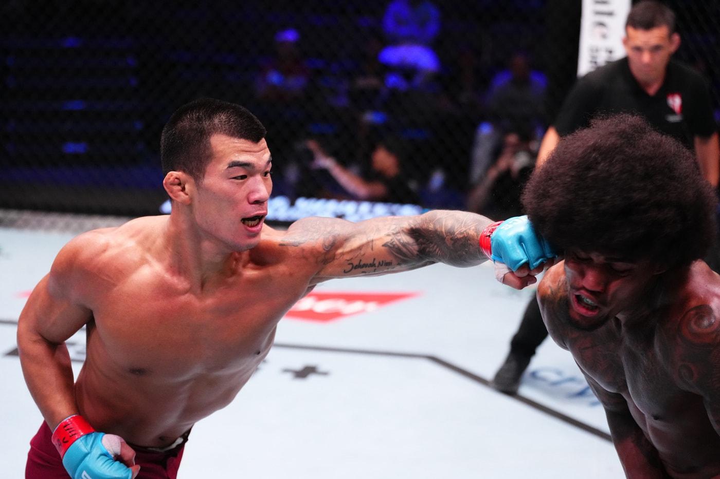 본문 이미지 - 경기 중인 고석현(왼쪽).(UFC 제공)