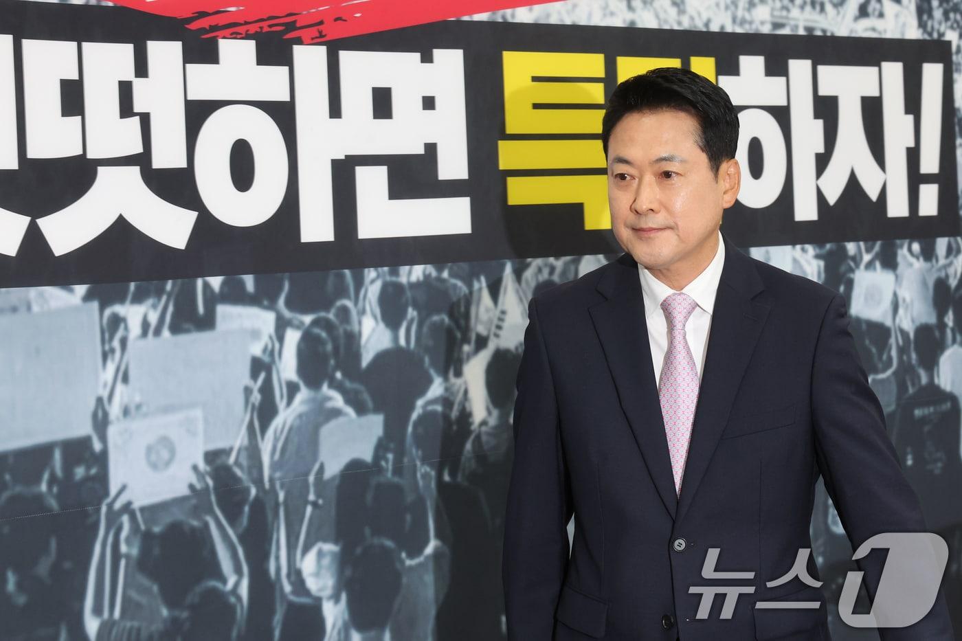 본문 이미지 - 장동혁 국민의힘 대표가 24일 오후 서울 여의도 국회에서 기자회견을 마치고 이동하고 있다. 이날 장 대표는 건강 악화로 입원한 지 엿새 만에 국회로 복귀했다. 2026.6.24 ⓒ 뉴스1 황기선 기자