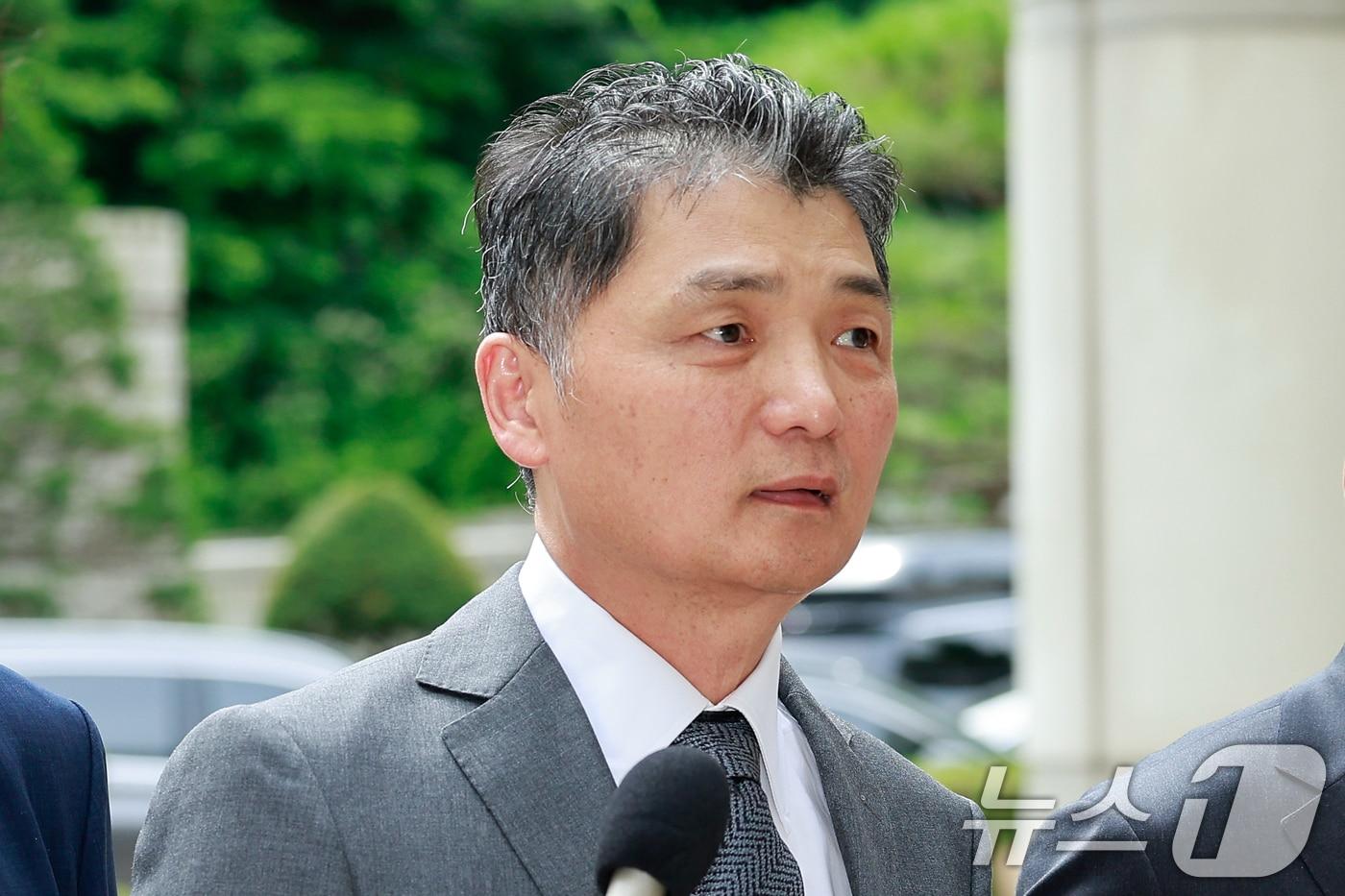 본문 이미지 - SM엔터테인먼트 시세조종 공모 의혹으로 1심에서 무죄를 선고받은 카카오 창업주 김범수 미래이니셔티브센터장이 24일 오후 서울 서초구 고등법원에서 열린 자본시장법 위반 혐의 항소심 첫 공판에 출석하고 있다. 2026.6.24 ⓒ 뉴스1 안은나 기자