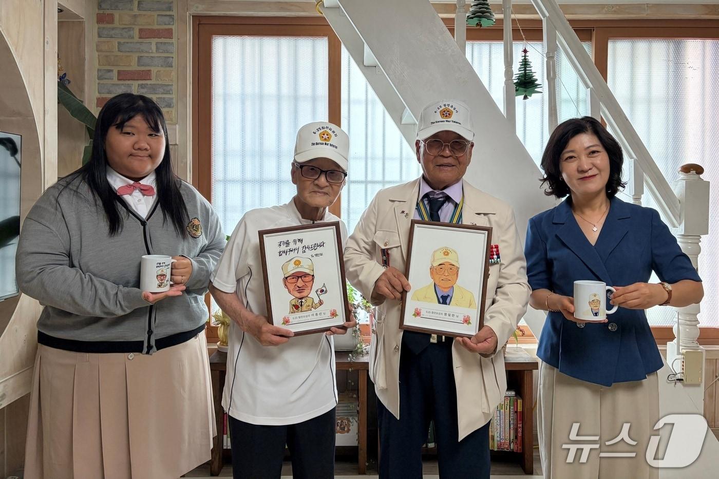 본문 이미지 - 충북북부보훈지청의 6·25 참전유공자 캐리커처 전달식(보훈지청 제공. 재판매 및 DB금지)