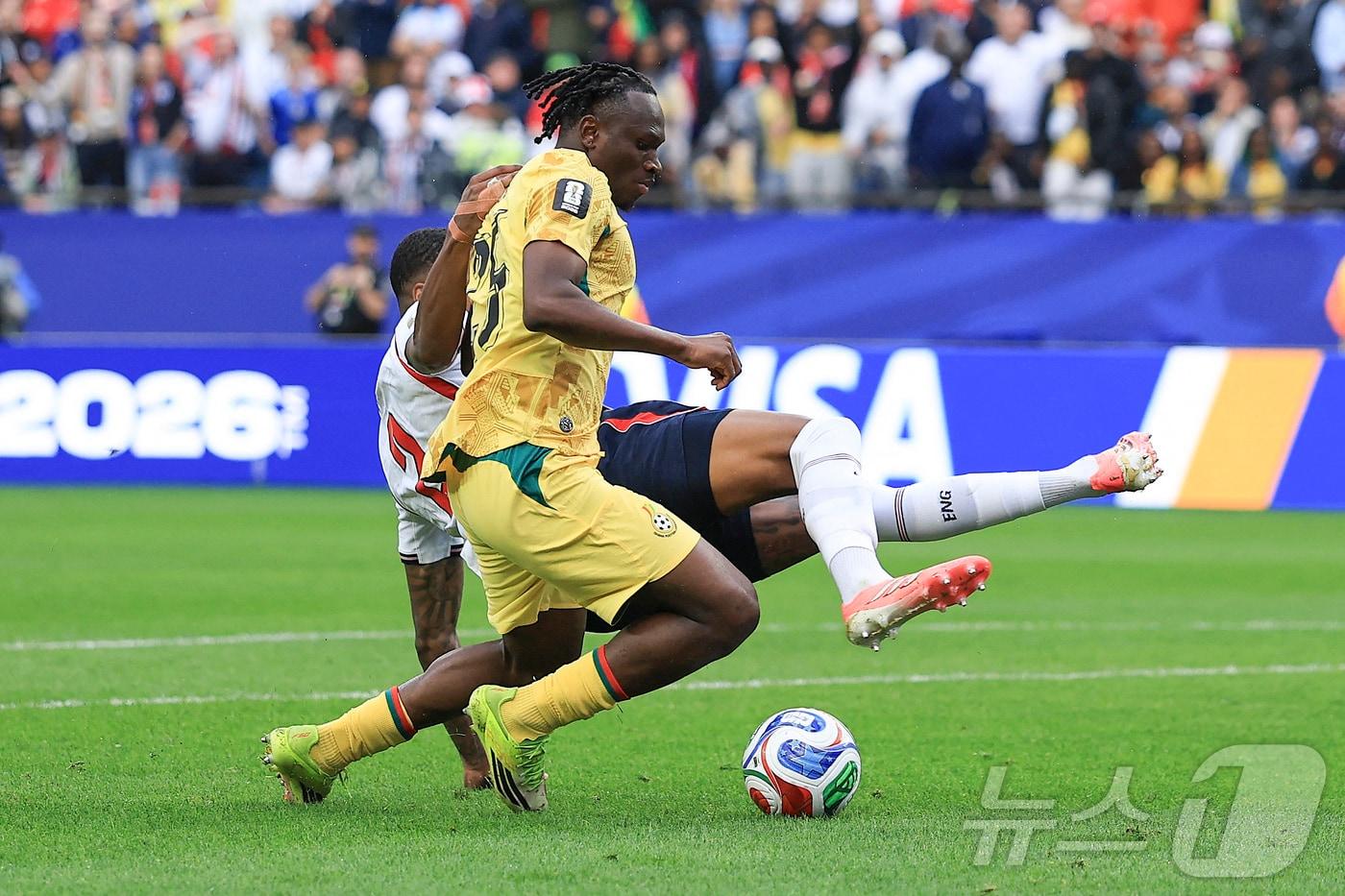 본문 이미지 - 24일(한국시간) 열린 2026 FIFA 북중미 월드컵 L조 조별리그 잉글랜드-가나전에서 후반 34분 판정 논란이 불거졌다. 프린스 아두(노란색 유니폼)가 에즈리 콘사의 태클에 걸려 넘어졌지만, 페널티킥이 선언되지 않았다. ⓒ AFP=뉴스1