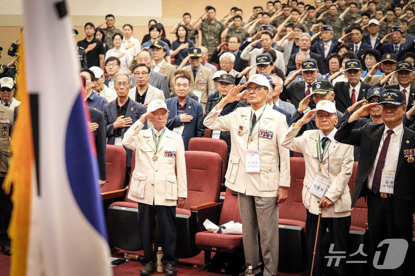 본문 이미지 - 육군 제35보병사단이 6·25전쟁 발발 76주년을 앞두고 참전용사와 국가유공자, 유가족 70여 명을 초청해 감사 행사를 진행했다.(35사단 제공. 재판매 및 DB금지)