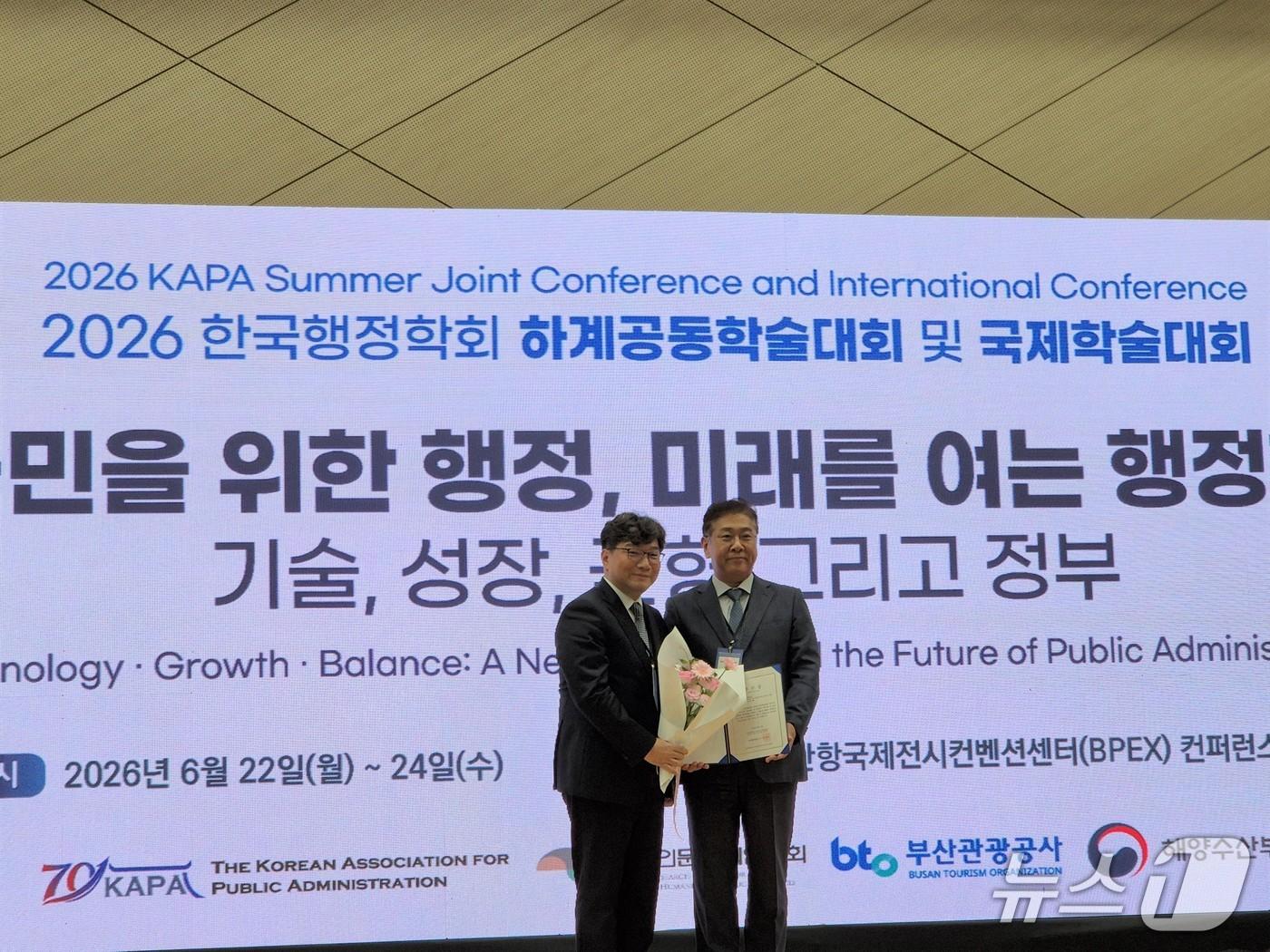 본문 이미지 - 오른쪽이 이용석 기획이사(한국수목원정원관리원 제공.재판매 및 DB금지)/뉴스1