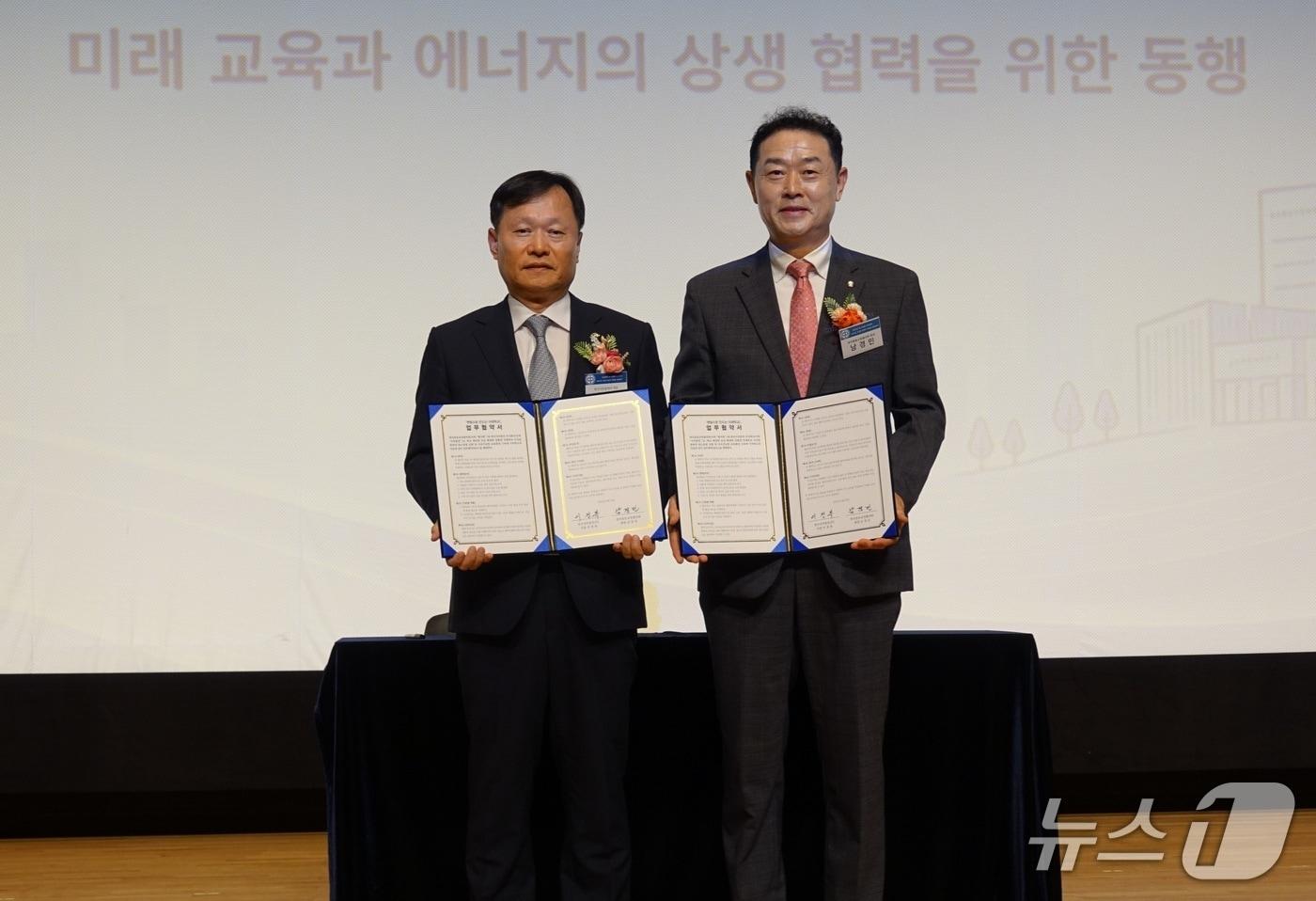 본문 이미지 - 이정복 서부발전 사장(왼쪽)과 남경민 한국중등교장협의회장이 24일 전남 여수엑스포 컨벤션센터 엑스포홀에서 한국중등교장협의회와 ‘햇빛으로 만드는 미래학교 구축을 위한 협약’을 체결하고 기념쵤영을 하고 있다.(서부발전 제공. 재판매 및 DB금지)/뉴스1