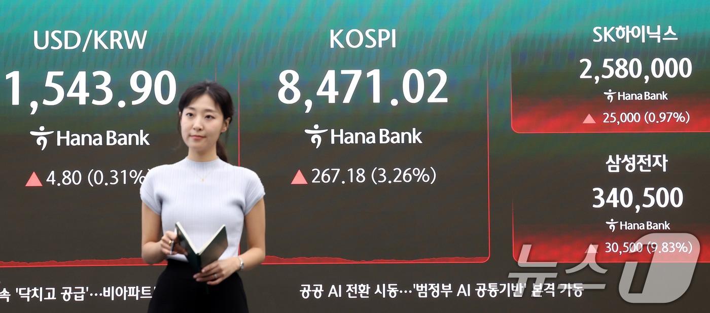 본문 이미지 - 삼성전자가 9% 상승한 24일 서울 중구 하나은행 본점 딜링룸 전광판에 종가가 나오고 있다.  2026.6.24 ⓒ 뉴스1 김성진 기자