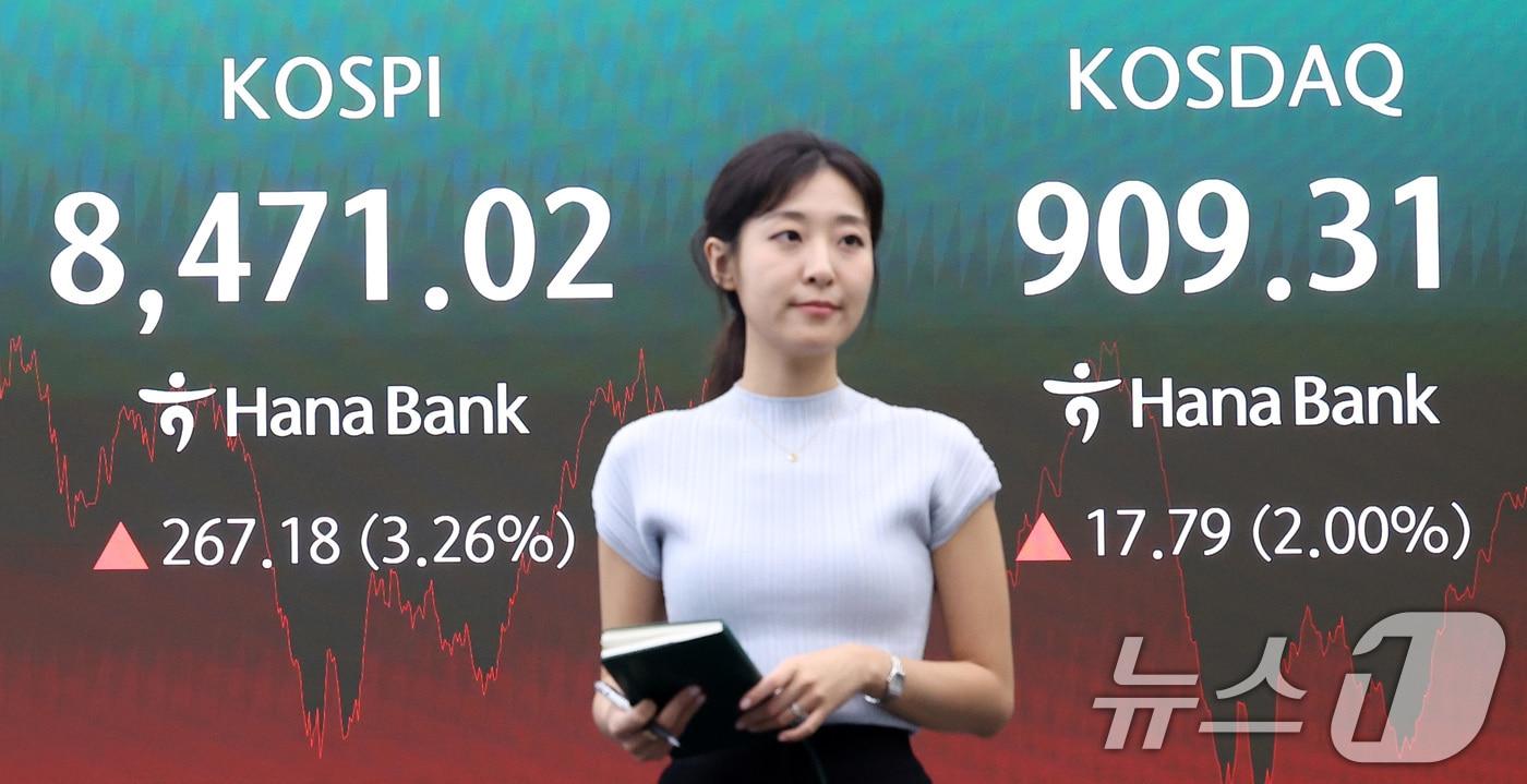 본문 이미지 - 24일 서울 중구 하나은행 본점 딜링룸 전광판에 종가가 나오고 있다. 2026.6.24 ⓒ 뉴스1 김성진 기자