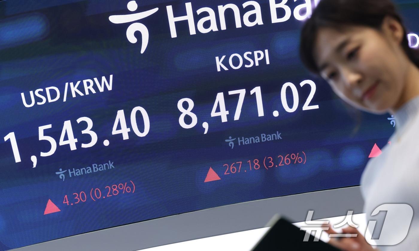본문 이미지 - 삼성전자가 9% 상승한 24일 서울 중구 하나은행 본점 딜링룸 전광판에 종가가 나오고 있다. 2026.6.24 ⓒ 뉴스1 김성진 기자