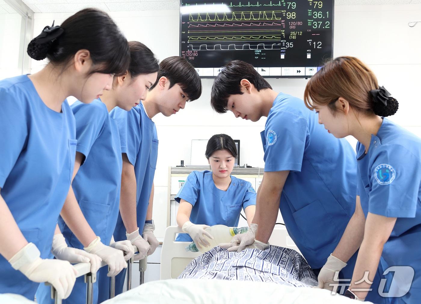 본문 이미지 - 경북보건대가 경북도교육청의 '보건교사 대상 기본소생술 교육' 위탁기관에 선정됐다. 사진은 경북보건대 학생들의 심폐소생술 실습 모습. (경북보건대 제공. 재판매 및 DB 금지)
