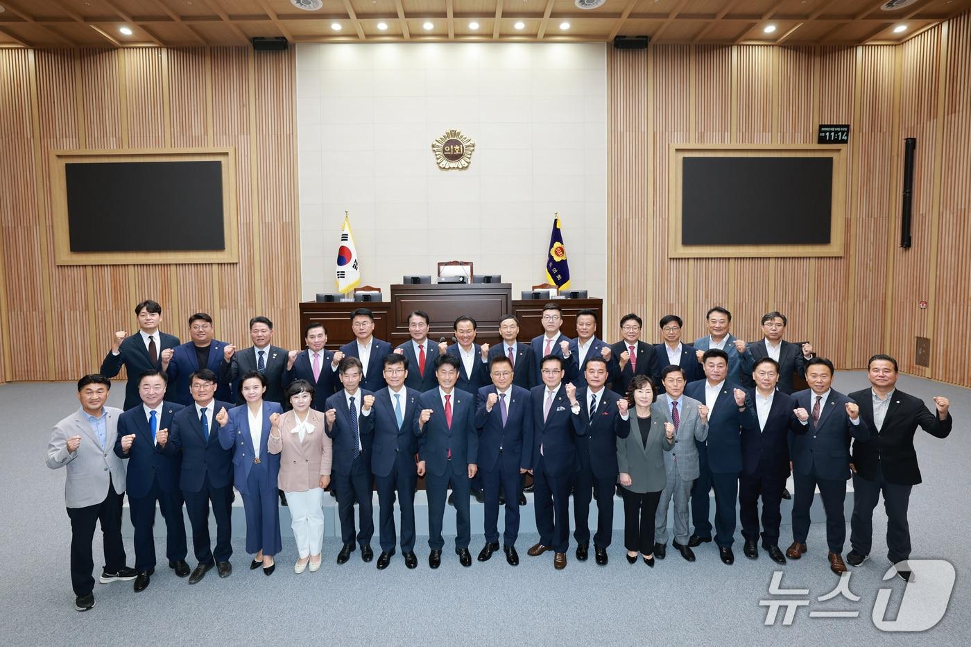 본문 이미지 - 12대 충북도의회 의원들이 공식적인 의정활동을 마무리하고 기념촬영을 하고 있다. (충북도의회 제공. 재판매 및 DB금지)/뉴스1